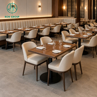 Mobilier de restaurant commercial directement de l'usine Ron Group : table carrée en bois, banquette en forme de L avec sièges rembourrés en cuir.