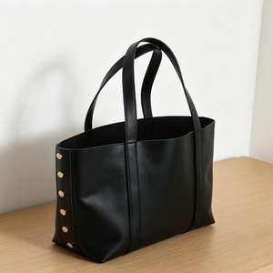 Nouveau sac à main tendance décoré de rivets avec logo personnalisé, grande capacité, en <span class=keywords><strong>cuir</strong></span> PU souple, sac fourre-tout pour <span class=keywords><strong>femme</strong></span>, sac à bandoulière pour le shopping - Product Image 2