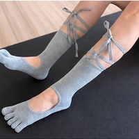 Chaussettes de sport en coton tricotées à lacets pour femme, motif uni, style ballet/yoga, à cinq doigts, dos ouvert, avec grip antidérapant en silicone pour Pilates