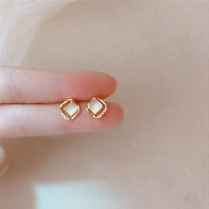 Pendientes de Perlas Estilo Coreano de Alta Gama, Retro de Hong Kong, Ligeros, Elegantes, de Aleación, Unisex, para Regalo - Product Image 3