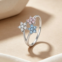 Anillo Glowluxe Triple Flor con Circonitas Rosa, Azul y Transparentes, Plata de Ley 925 Pulida, Joyería Floral en Tono Plateado