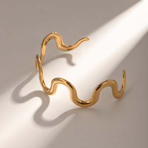 Brazalete Irregular de Acero de Titanio, Chapado en Oro de 18k, Diseño Ondulado, Joyería de Moda Unisex - Product Image 2