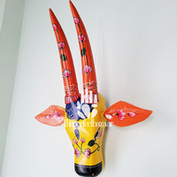 Sculpture murale artisanale traditionnelle en bois, tête de vache, style Art déco, motif floral, couleurs jaune, orange, rouge, décoration intérieure, salon