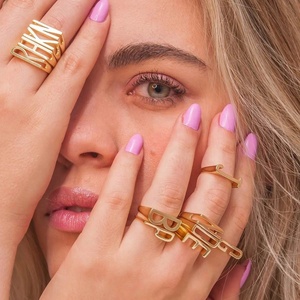 แหวนเปิดตัวอักษรแฟชั่นผู้หญิงขายดี แหวนสแตนเลสชุบทอง 18K ขายส่ง - Product Image 3
