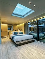 Maison conteneur personnalisable, capsule spatiale préfabriquée, structure en acier, conception anti-pluie et anti-sismique, deux chambres et un salon pour site touristique