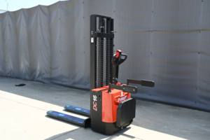 2톤 좁은 통로 스태커 고용량 리튬 전기 지게차 자가 적재 스태커 3m 4m 리프트 화물 보관 장비 - Product Image 2