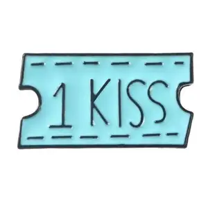 Broche de cartão de frase geométrica retângulo chapéu saco carimbo decorativo beijo abraço sorriso personalizado metal preto esmalte macio alfinete de lapela