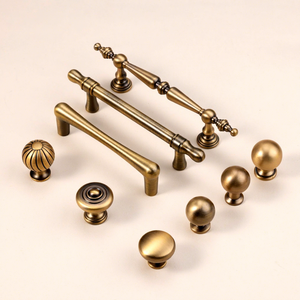 Poignées et boutons de meubles vintage français rétro de style américain en laiton finition brossée pour tiroirs, portes de placard et armoires - Product Image 1