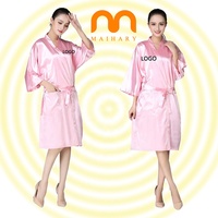 Robe de salon rose personnalisée avec logo, cape en soie, blouse de coiffeur, kimono pour la coiffure, la beauté, le SPA, l'hôtel