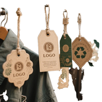 Étiquettes de vêtements écologiques en carton rose avec texte noir, logo personnalisé, utilisation extérieure, code-barres imprimé floqué