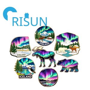 Aimant de réfrigérateur et badge de revers personnalisés en émail holographique, motif Aurores boréales du Nord (Alaska, Islande, Finlande), souvenir de voyage - Product Image 1