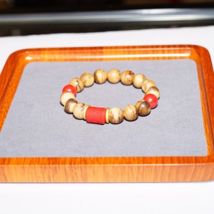 Bracelet perlé vintage en bois d'agar naturel avec serti clos et motif papillon en cinabre, style bouddhiste, unisexe, cadeau contre le mal et les forces négatives - Product Image 2