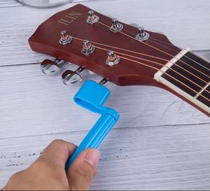 Kit d'outils pour <span class=keywords><strong>guitare</strong></span> <span class=keywords><strong>acoustique</strong></span>, poignée ergonomique, enrouleur <span class=keywords><strong>de</strong></span> cordes <span class=keywords><strong>de</strong></span> <span class=keywords><strong>guitare</strong></span>, extracteur <span class=keywords><strong>de</strong></span> chevilles <span class=keywords><strong>de</strong></span> pont, fabriqué en plastique durable, finition lisse, personnalisable et économique - Product Image 2