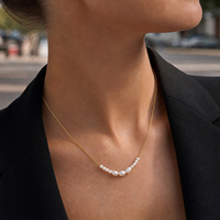 Collar de Perlas en Cascada Chapado en Oro con Cinco Perlas Graduadas de Diferentes Tamaños, Cadena Ajustable, Joyería Diaria para Mujer