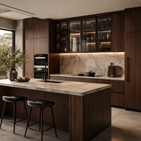 Cuisine moderne de luxe en noyer avec îlot en marbre, vitrine en verre, éclairage LED, meubles sur mesure pour villa