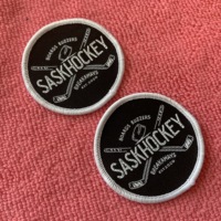 Patch de casquettes d'étiquettes tissées à bordure Merrow de toute forme, logo de la meilleure société de qualité, insigne de vêtements textiles pour pardessus