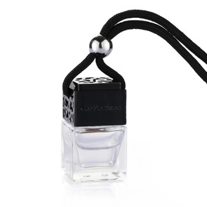 Difusor de Aroma de coche colgante de madera al por mayor 8ml 10ml Cubo de ambientador botella de Perfume colgante de coche esmerilado con tapa dorada de madera - Product Image 4