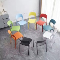 Chaise de restaurant d'extérieur en plastique PP coloré, design nordique moderne et abordable pour salle à manger