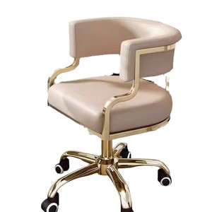 Sillón de Metal Dorado de Lujo Moderno y Sencillo para Salón de Belleza, con Asiento Tapizado en Cuero y Ruedas, en Oferta - Product Image 1