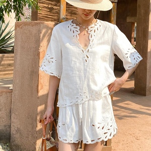 Nuevo Conjunto de 2 Piezas de Verano para Mujer, Top de Lino y Algodón Blanco de Manga Corta con Cuello en V, Pantalones Cortos con Volantes y Diseño Calado, Estilo Vacacional - Product Image 5