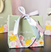 Sacs cadeaux en papier vert matcha recyclables, classiques, résistants à l'humidité et imperméables, avec ruban dégradé rose et lettres de vœux personnalisées