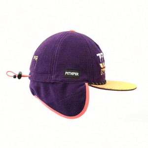 Gorro de invierno personalizado morado de forro polar Speed Fleece con orejeras, gorra snapback de invierno cálida de forro polar con bordado y visera con cordón - Product Image 5