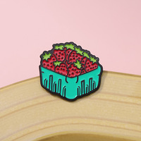 En gros, Broche en émail en métal décorative motif panier de fraises de dessin animé, Cadeau Fête des Mères, Artisanat métallique décoratif, Épingles de revers pour vêtements