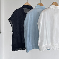 Chemisier court sans manches plissé à col en V en tissu tissé décontracté Design Sense pour femme avec effet châle haut de gamme et logo frontal