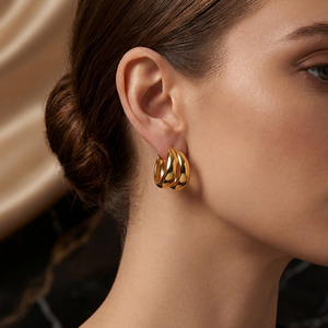 Orecchini Geometrici Semplici in Acciaio Inossidabile Placcato Oro 18K Stile Europeo e Americano per Donne - Product Image 1