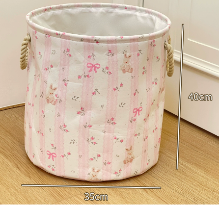 Cesta de ropa sucia rosa y blanca