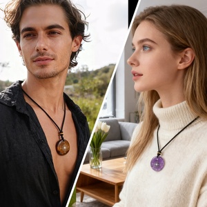 Collana con Bussola Incisa <span class=keywords><strong>in</strong></span> Agata Naturale all'Ingrosso, con Pendente Rotondo <span class=keywords><strong>in</strong></span> <span class=keywords><strong>Pietre</strong></span> Semipreziose e Scritte Incise - Product Image 2