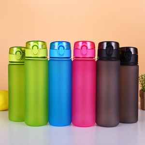 新入荷 600ml/800ml ハードプラスチック製デザインスポーツボトル、漏れ防止キャップ付き、ジム、学校、旅行に最適 - Product Image 1