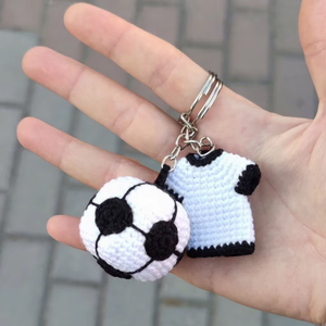 Portachiavi Amigurumi all'uncinetto in miniatura in saldo, personalizzabile con MOQ basso, portachiavi a forma di palla sportiva all'uncinetto, portachiavi da basket lavorato a mano - Product Image 4