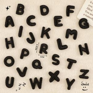 Patch brodé thermocollant mignon et mini de 1,2 cm avec lettres et chiffres noirs - Product Image 1