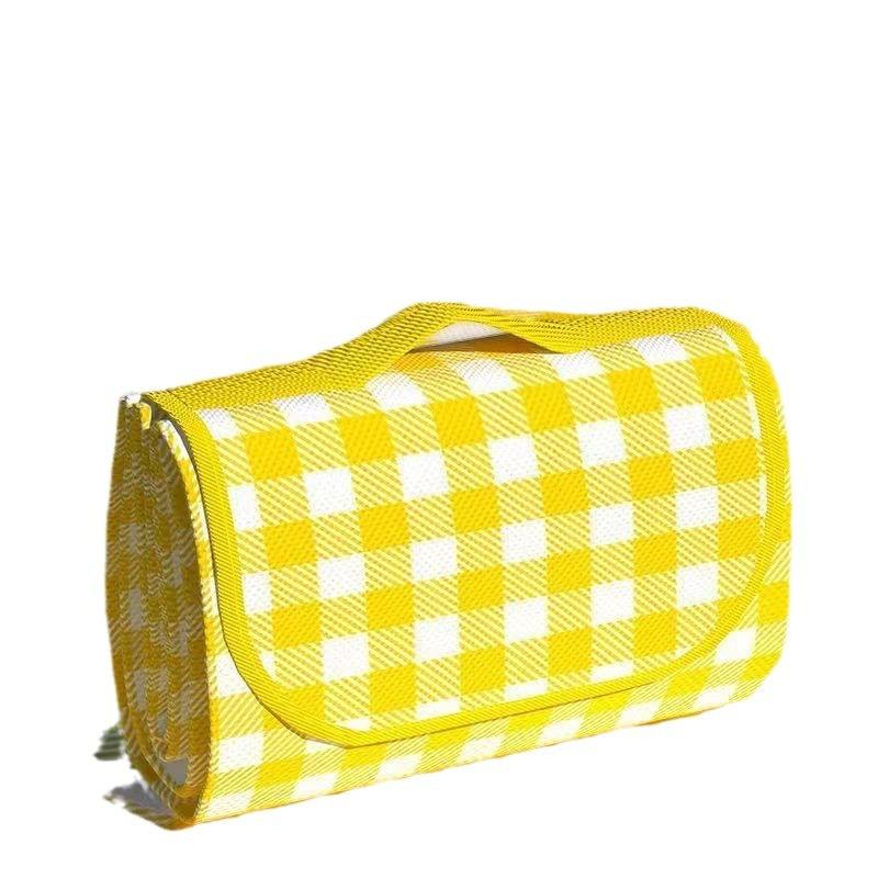 เสื่อปิกนิกลายตารางหมากรุกสีเหลือง ทำจากผ้าไม่ทอ