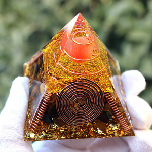 Ornement en résine époxy cristalline en forme de pyramide avec bobine de cuivre et boule rouge, décoration de bureau Feng Shui pour salon - Product Image 3