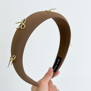 Vente en gros de bandeaux pour femmes de style européen et américain, couleur unie, en éponge, avec nœud en <span class=keywords><strong>métal</strong></span> doré - Product Image 3