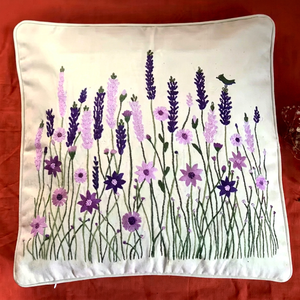 Vente en gros de coussins élégants avec broderie d'animaux floraux multicolores pour la décoration intérieure. - Product Image 1
