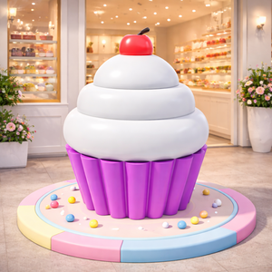 Sculpture géante personnalisée en fibre de verre en forme de cupcake pour l'entrée d'un magasin de desserts, décoration intérieure sur le thème sucré - Product Image 1