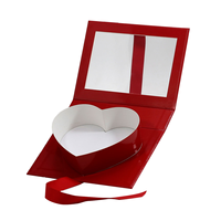 Rote Valentinstag-Geschenkbox in Buchstabenform aus Recyclingmaterialien für Blumen, Pralinen und Geburtstagsgeschenke