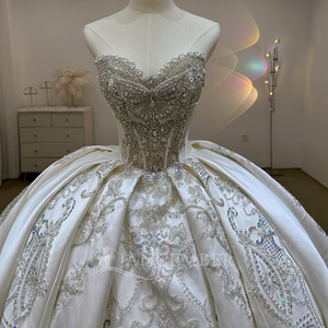 Vestido de Novia Bohemio de Lujo hasta el Suelo, Satén de Calidad, Exquisitos Detalles de Cuentas, Escote Corazón, Diseño Elegante, Cola Capilla - Product Image 2