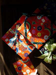 Rollo de papel de regalo de embalaje personalizado de lujo 43*300cm de 80g de papel revestido al por mayor - Product Image 5