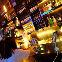 Banque d'alimentation pour restaurant et café avec écran publicitaire LED, rétroéclairage et 3 sorties USB, batterie au lithium intégrée de 13000 mAh