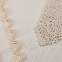 Housse de coussin géométrique carrée brodée et tuftée style bohème marocain en polyester et coton ivoire avec pompons pour canapé et hôtellerie - Décoration intérieure Innermor