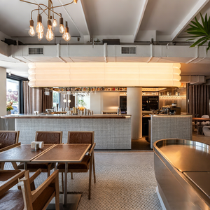 Estructura robusta de barra curva para cafetería moderna; diseño ecológico con encimera de madera y estantes integrados - Product Image 4