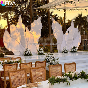 Arche de toile de fond en métal en forme de S moderne personnalisée LEDA, ensemble de fond blanc en forme d'algues pour mariage - Product Image 1