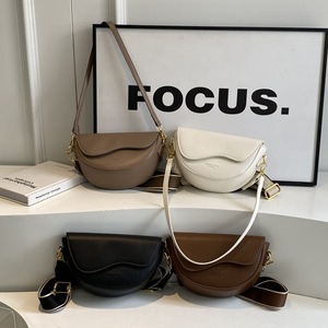 Sac à main demi-lune en cuir PU texturé chic et raffiné, nouvelle collection Star Premium, idéal pour les soirées et les mariages. - Product Image 4