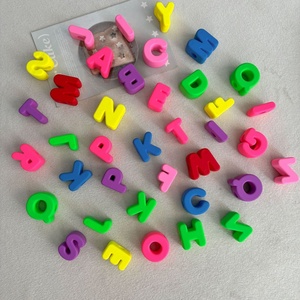 Perles lettres à grand trou de couleur unie néon pour le bricolage, perles alphabet anglais colorées en acrylique, vente en gros - Product Image 4