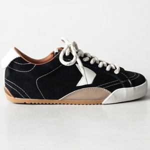 รองเท้าผ้าใบดีไซน์หรูหราสีขาว รุ่น 2026 แบบผูกเชือกและสวมใส่ได้ทุกโอกาส ระบายอากาศได้ดี กันลื่น สวมใส่สบาย ลายดาวนำโชคสีทอง สไตล์ลำลอง - Product Image 6