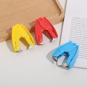 Los fabricantes suministran directamente <span class=keywords><strong>la</strong></span> grapadora pequeña y el removedor de grapas 10 grapas Oficina Escuela Papelería Mini Staper Set - Product Image 3